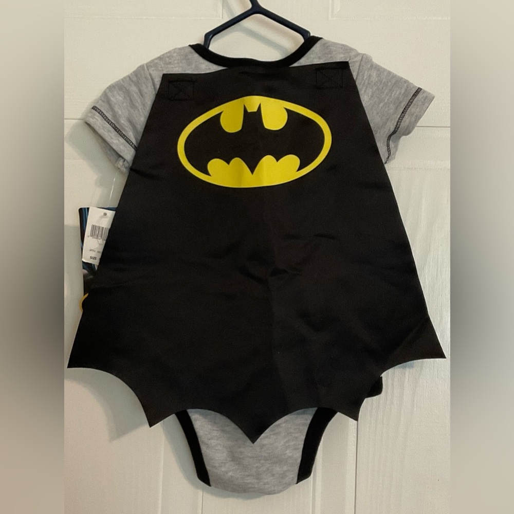 NWT Adorable Iconic Batman Bodysuit Onesie with a Detachable Cape 3/6m